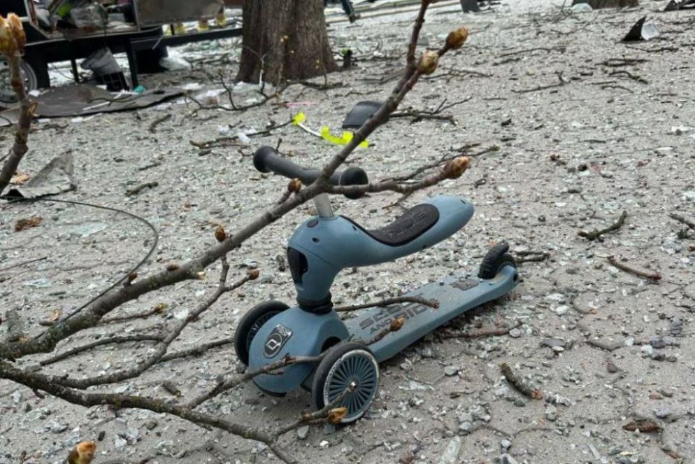 La strage della Domenica delle Palme a Sumy: il monopattino di un bambino ferito - Telegram-Polizia ucraina