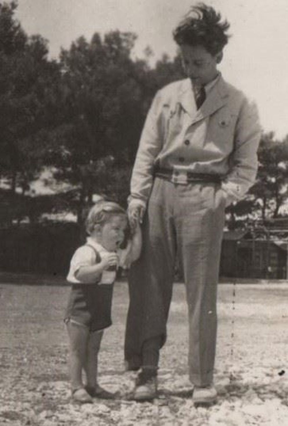 Il piccolo Oreste a Zara con il papà Italo. Mancano pochi mesi all'esodo definitivo - Archivio famiglia Pocorni