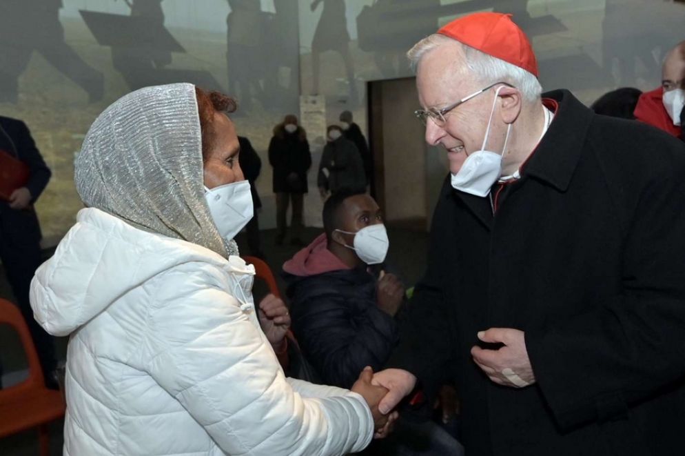 Il cardinale Bassetti incontra alcuni migranti - Siciliani/Cei