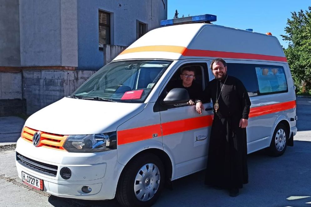 Il vescovo Maksym Ryabukha che guida l’esarcato greco-cattolico di Donetsk e il dono di un'ambulanza per l'Ucraina - Facebook