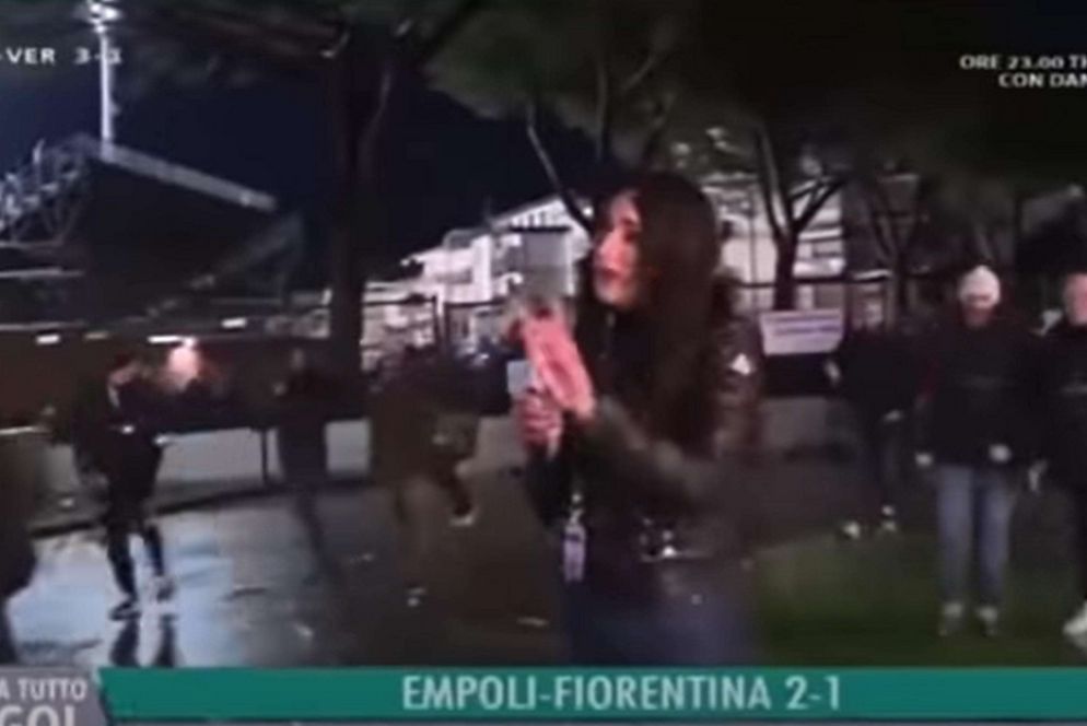 Un frame del video in cui la telecronista è stata aggredita dal tifoso della Fiorentina