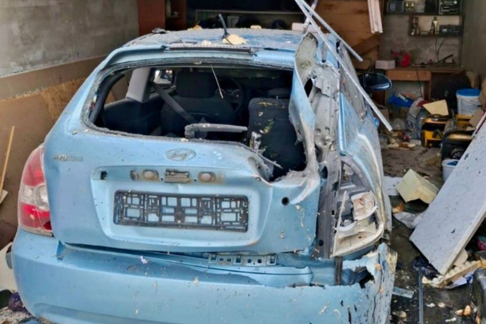 Un macchina distrutta durante un attacco - .