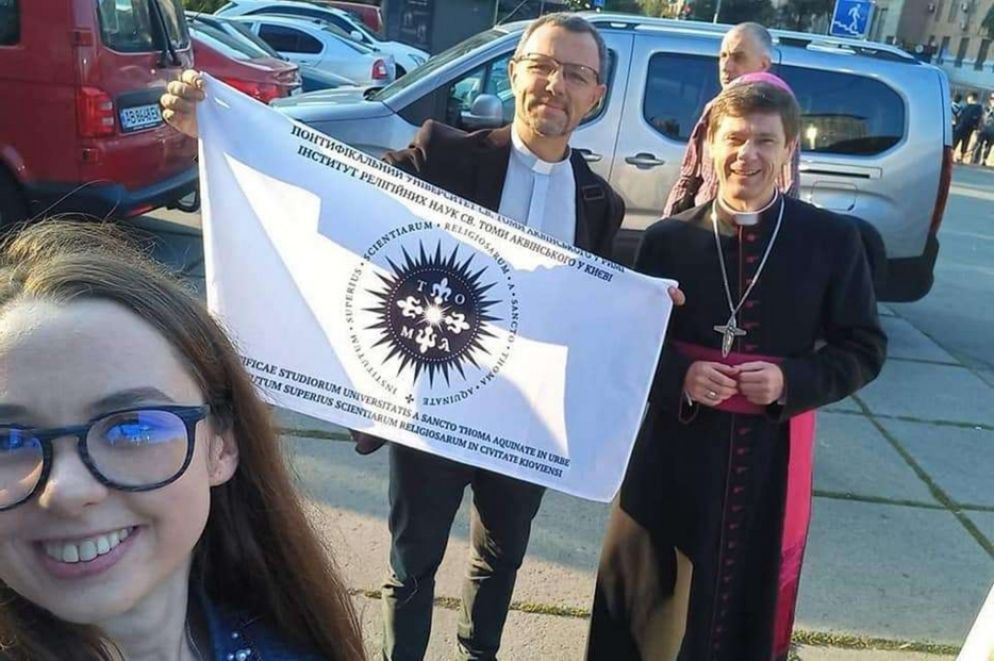 Padre Petro Balog, che dirige l’Istituto “San Tommaso”, con il vescovo di Kiev - @IRN.ua