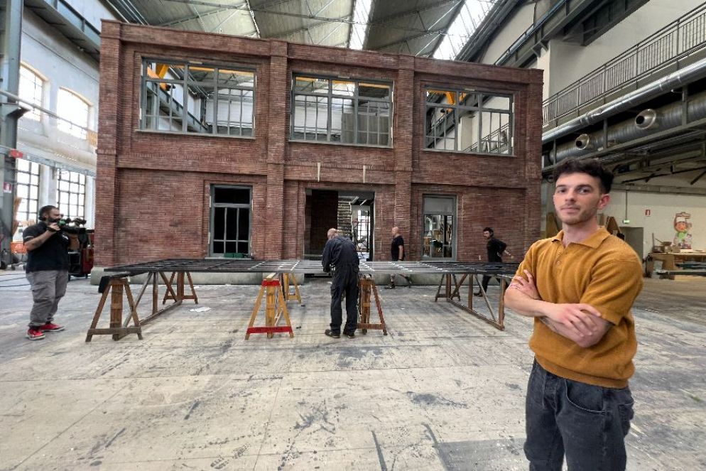 Riccardo Sgaramella, il giovane scenografo rivelazione che firma l'allestimento del “Cappello di paglia” alla Scala - Gambassi