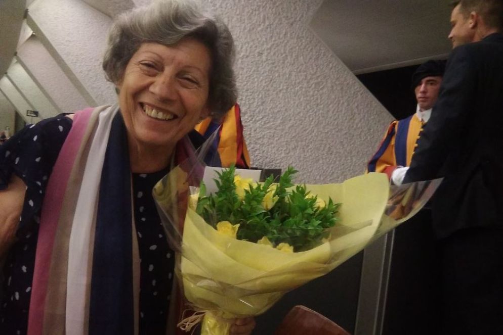 Carmela (Carmelina) Mancuso in una delle occasioni in cui ha partecipato a un'udienza con papa Francesco in Aula Paolo VI portando i fiori gialli - .