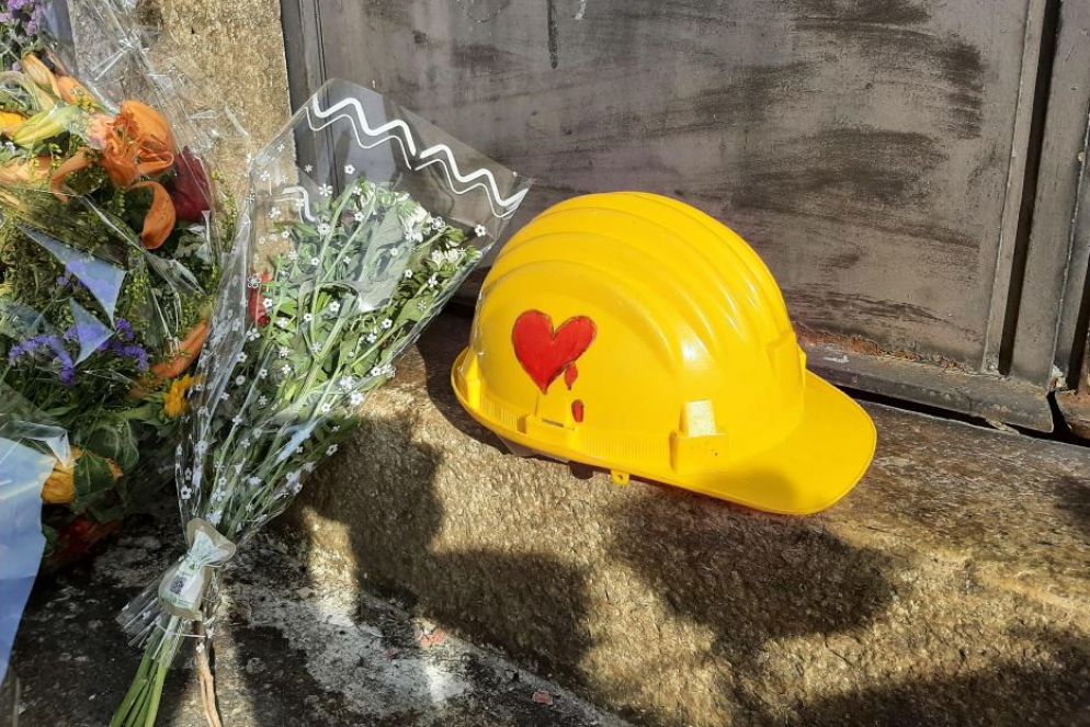 I caschetti simbolo delle morti sul lavoro - Ansa