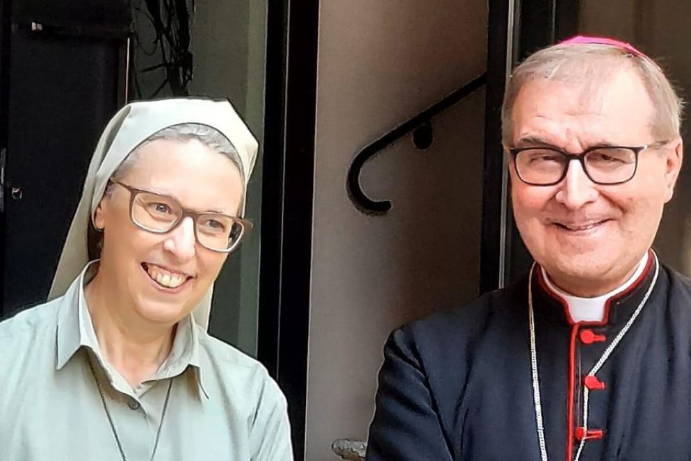 Suor Margherita Penucchini, nuova madre generale delle Dorotee di Cemmo, con il vescovo di Brescia Pierantonio Tremolada - .