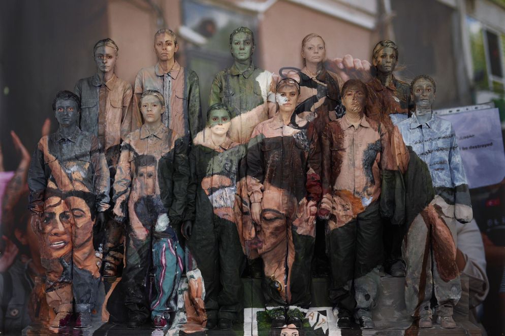 Liu Bolin, “Freedom in 2023”. La foto finale della performance artistica di Liu Bolin per l’Iran a Milano,alla Galleria Gaburro - Courtesy Galleria Gaburro, Verona-Milano