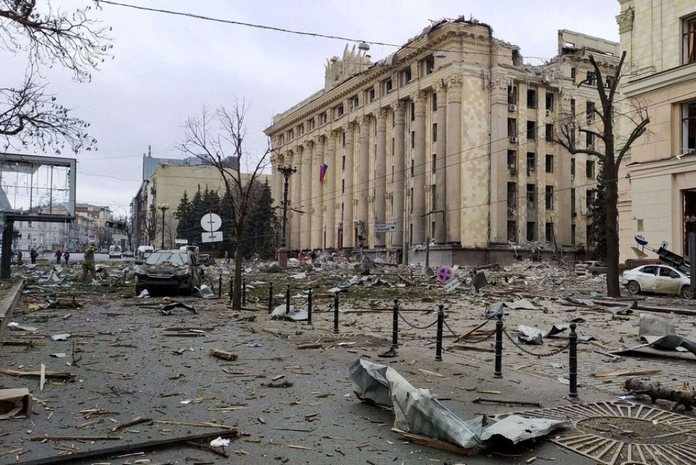 La piazza centrale di Kharkiv con il municipio bombardato stamani - Ansa