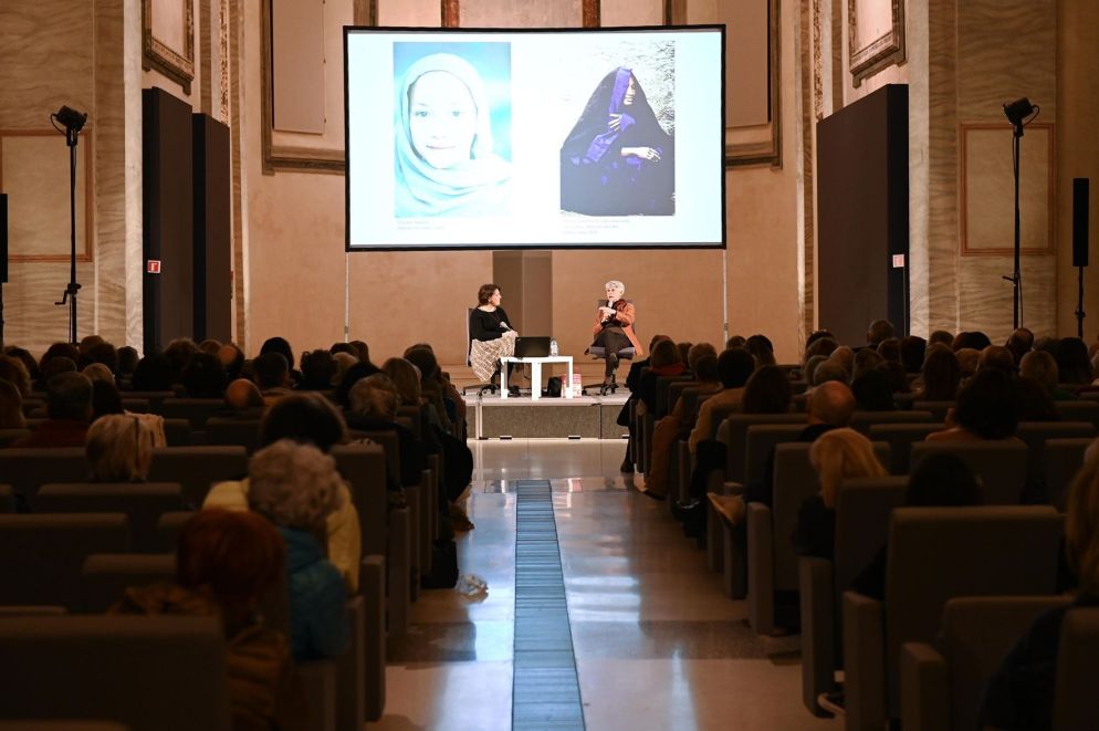 Monica Poggi (curatrice della mostra) e Simonetta Agnello Hornby. Musei di San Domenico, Forlì. - Foto di Genny Cangini