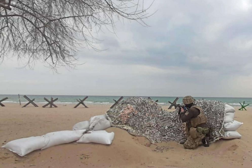 La trincea sulla spiaggia minata al largo della quale alcuni giorni fa è stata affondata una nave russa, 25 marzo - Ansa