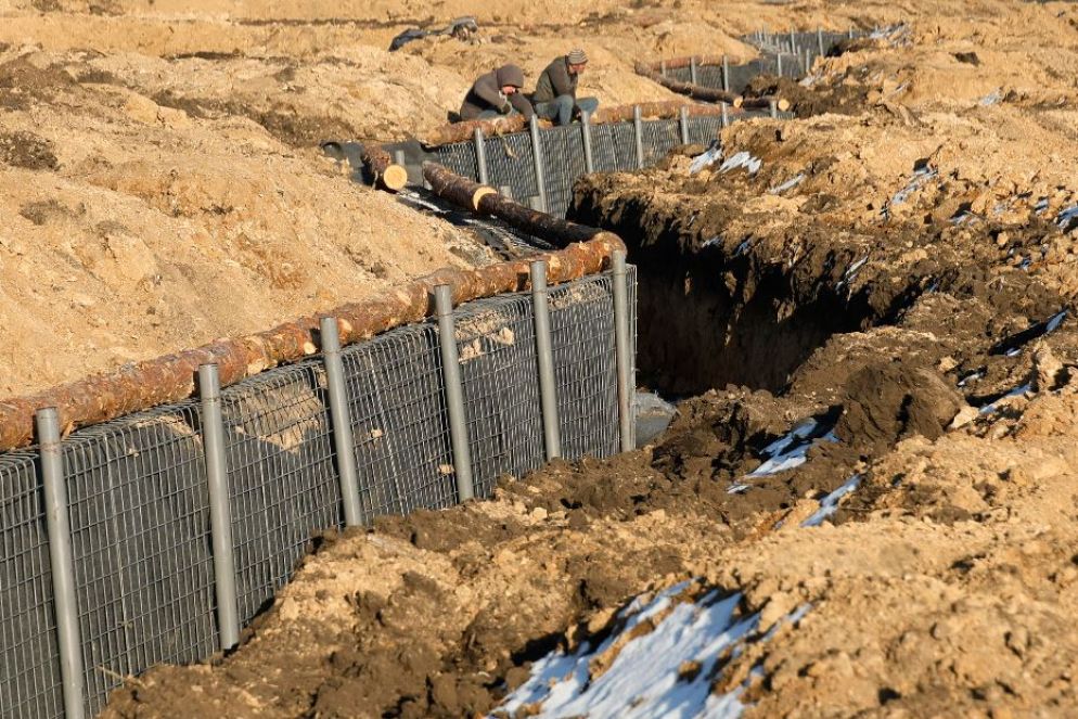 Le trincee per fermare l'esercito russo che sono state realizzate lungo il confine con la Russia nella regione di Kharkiv - Ansa