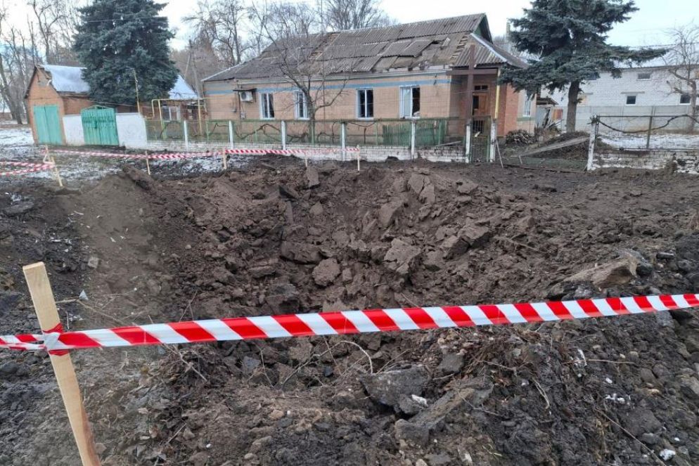 Il cratere lasciato dal missile che voleva colpire la chiesetta greco-cattolica di Zolochiv, cittadina che l'esercito russo intende occupare - Avvenire