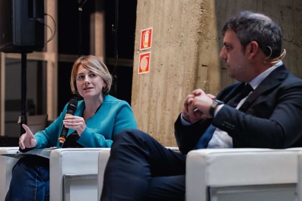 Nessuno resti indietro. Formazione e fiducia per l'inclusione sociale e occupazione dei più fragili: nella foto Luca Mazza, giornalista di Avvenire, in dialogo Anna Fasano Presidente BANCA ETICA - © Carmelo Farini photography