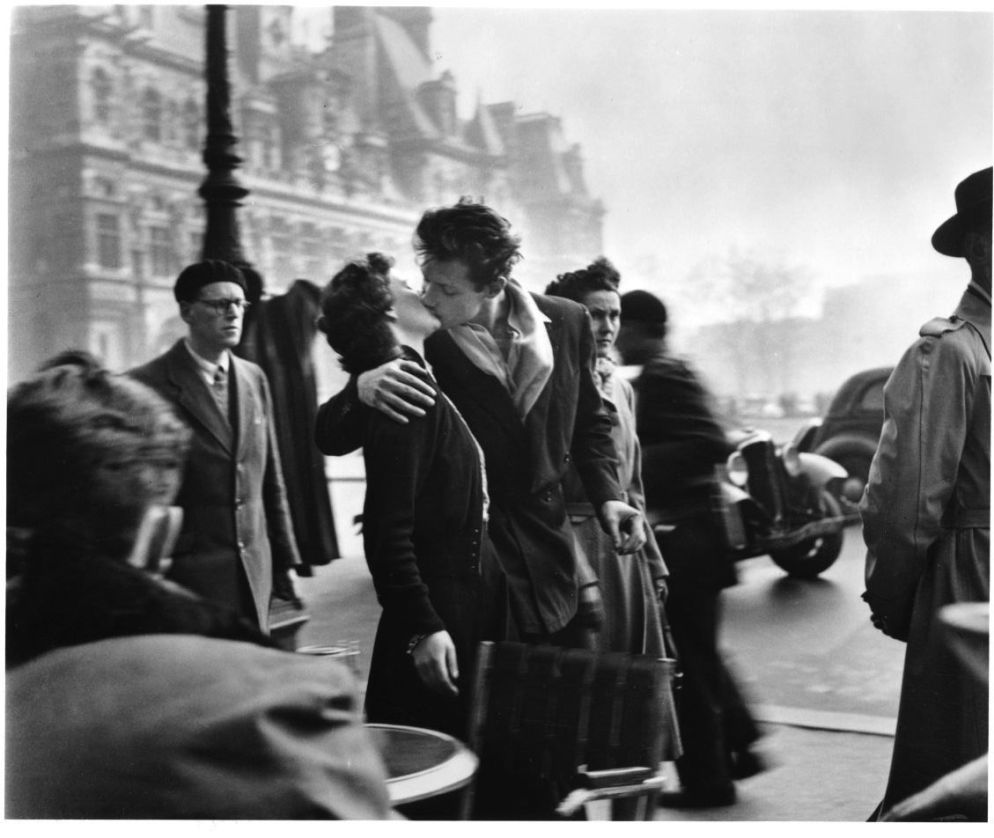 La foto iconica di Robert Doisneau esposta al Museo Diocesano di Milano: "Le Baiser de l'Hôtel de ville", Parigi, 1950 - © Robert Doisneau