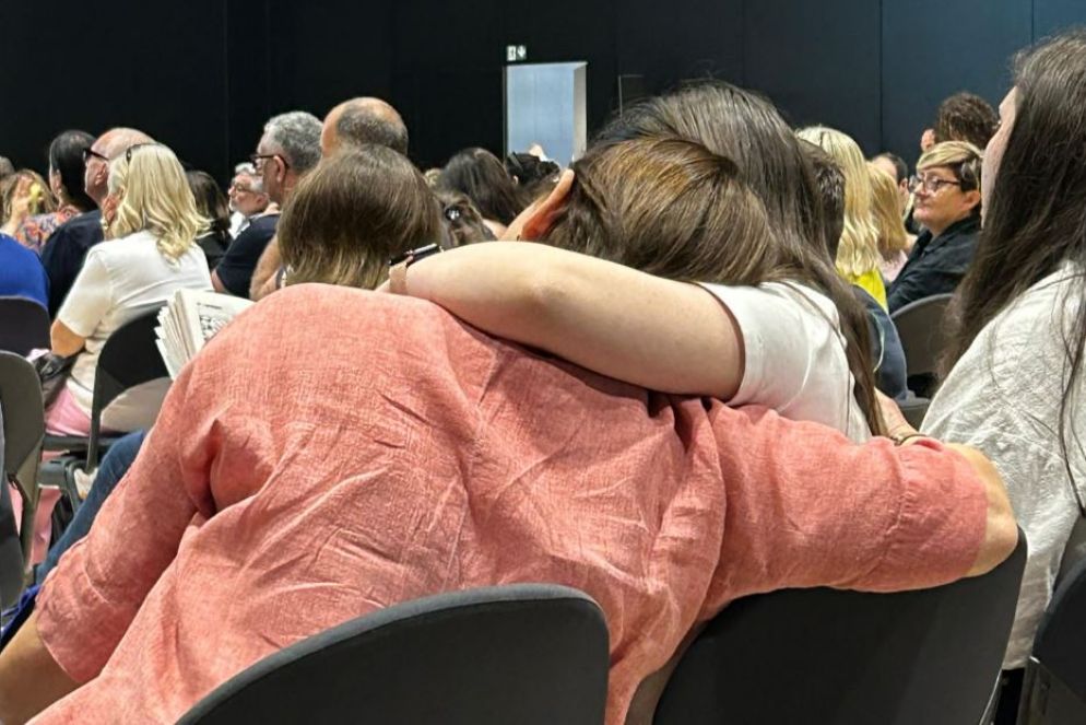 Madre e figlia in platea al congresso di Roma