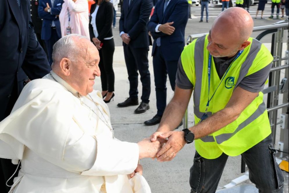 Il Papa saluta il personale dell'aeroporto poco prima della partenza per Giacarta - Vatican Media