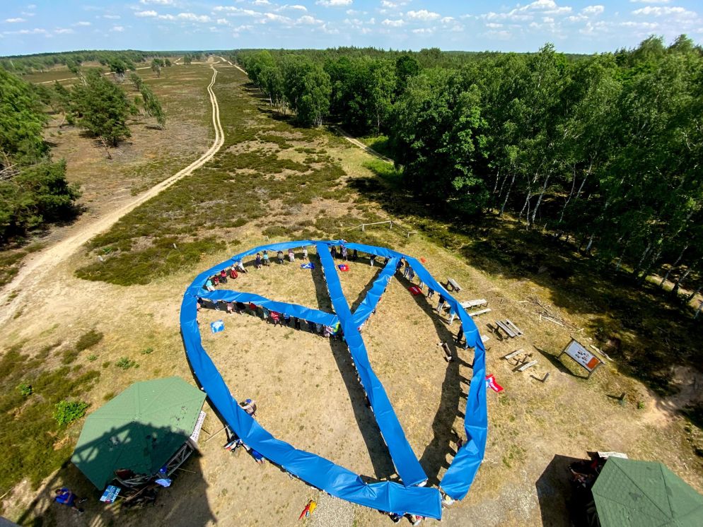 Sostenitori del partito Die Linke protestano contro le esercitazioni della Nato in Germania - Ansa