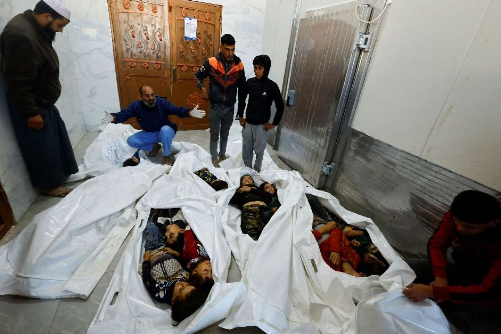Un'immagina tragica di quanto accaduto la notte tra il 24 e il 25 ottobre a Khan Younos nel sud della Striscia di Gaza: sotto le bombe israeliane sono morti tra gli 11 e i 14 bambini, secondo le fonti. Abbiamo deciso di pubblicare questa immagine per documentare l'ennesima strage insensata di innocenti. - Reuters