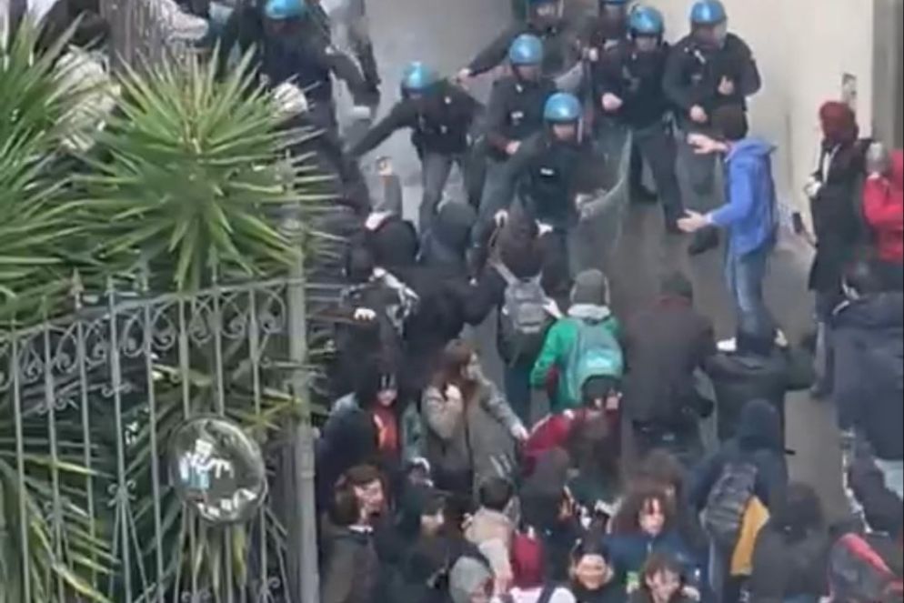 Gli scontri con gli studenti - ANSA