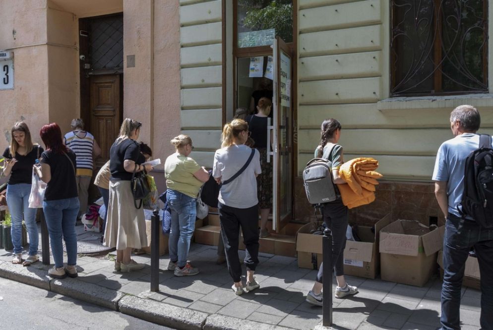 La distribuzione degli aiuti agli sfollati di guerra a Leopoli - Ansa