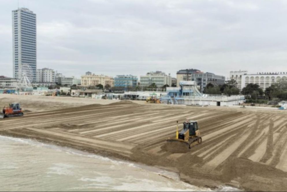 La preparazione delle spiagge in vista dell'estate - Fotogramma