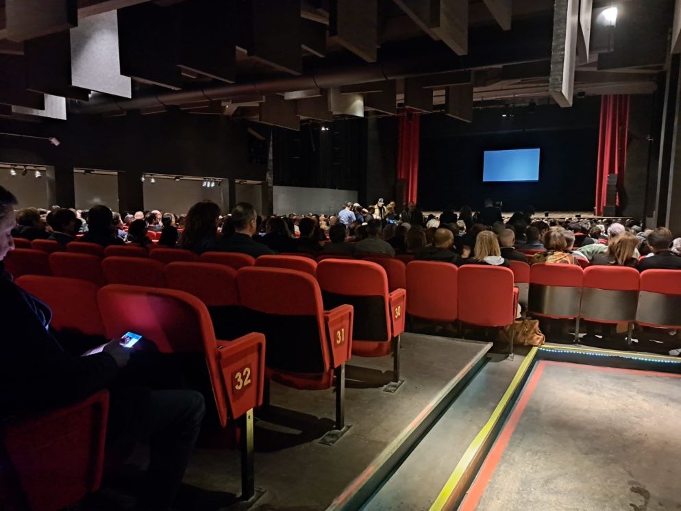Centinaia di posti vuoti, soprattutto in galleria ma anche in platea, al Teatro Colosseo di Torino per lo spettacolo di Grillo