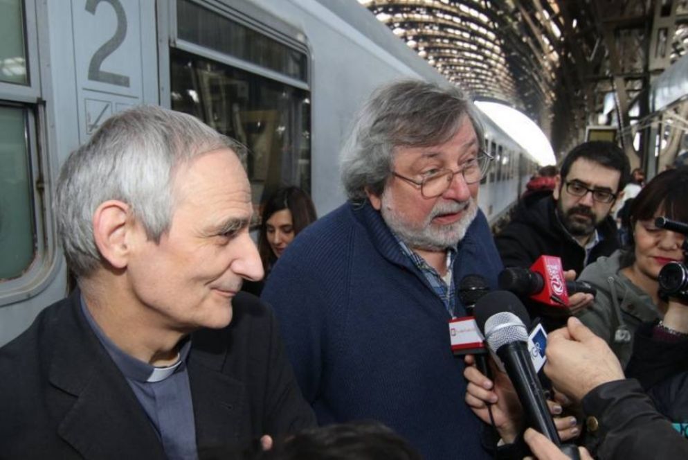 Zuppi con il cantautore Guccini nel viaggio ad Auschwitz con gli studenti nel 2016 - .