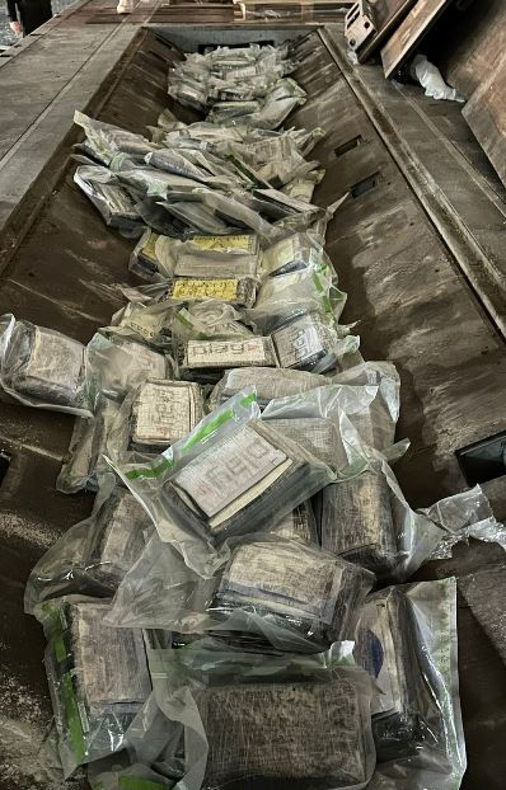 Un'immagine dei 137 chili di cocaina trovati dalla Polizia nel sottofondo di un camion in Calabria. - Courtesy of Polizia di Stato