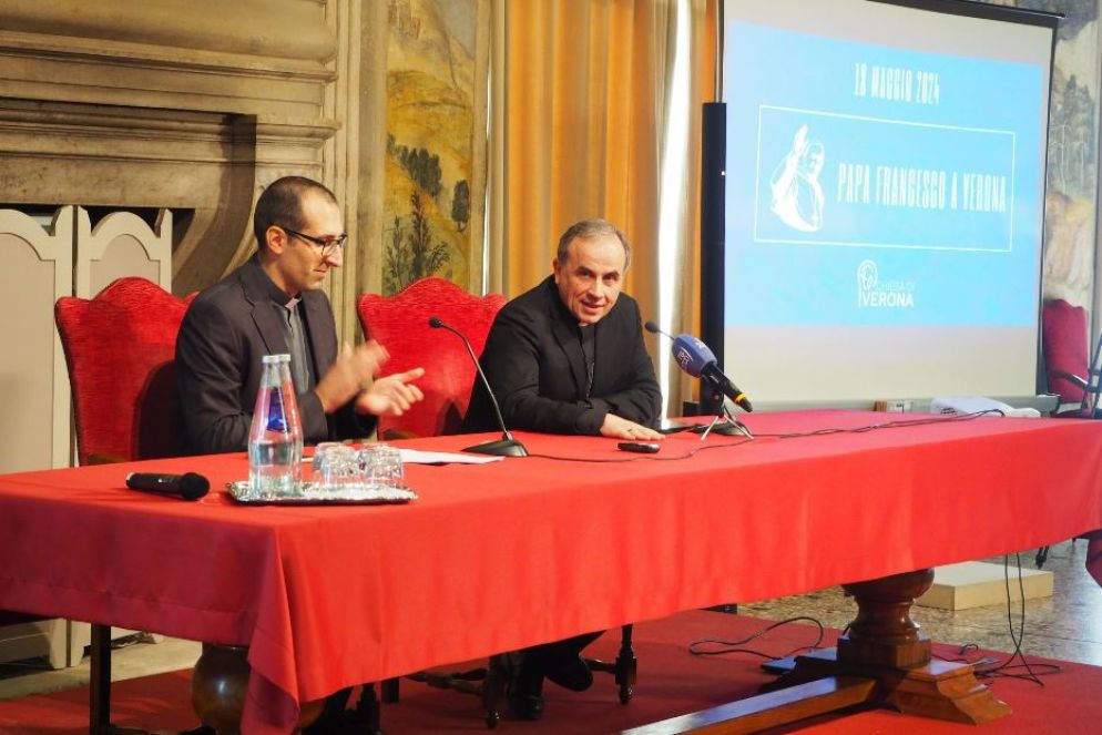 Il vescovo di Verona Domenica Pompili mentre annuncia la visita di Francesco nel novembre scorso - Diocesi di Verona
