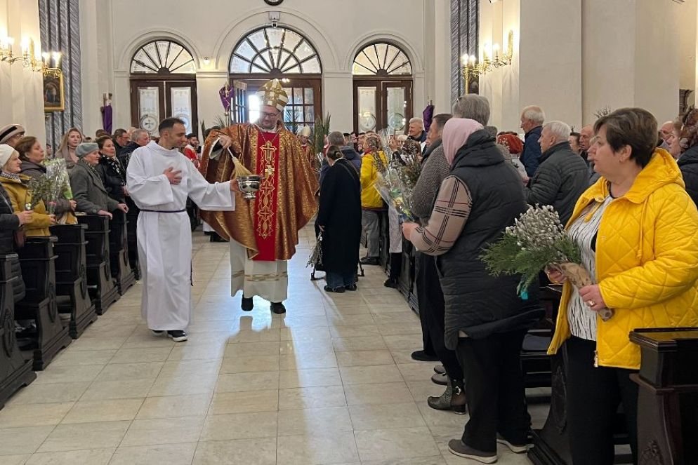 Il nunzio apostolico, l’arcivescovo Visvaldas Kulbokas, durante la Messa delle Palme a Kiev - Gambassi