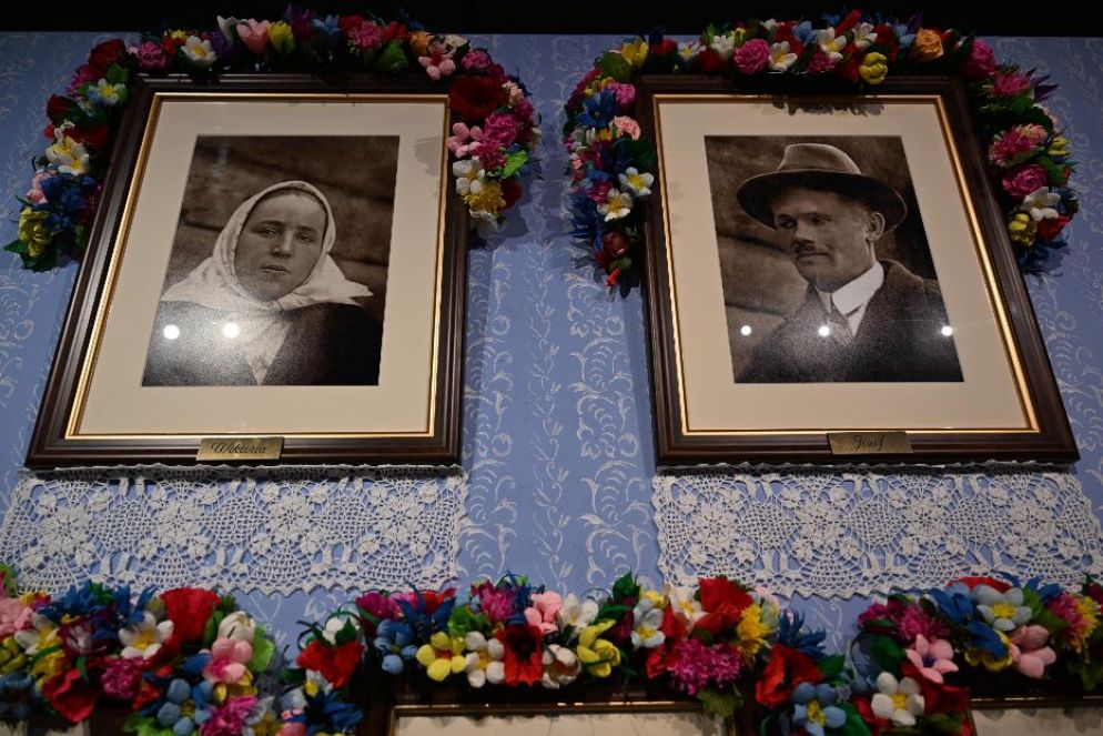 La lapide con le immagini dei coniugi Ulma - Vatican Media