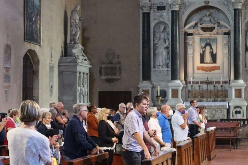 I fedeli veneziani durante la Messa con Moraglia nella Basilica di San Domenico a Siena
