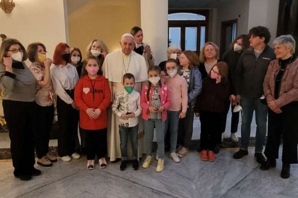 Francesco, prima di lasciare Santa Marta per l'isola, ha incontrato alcuni rifugiati ospitati dalla Comunità di Sant’Egidio e accompagnati dal cardinale Krajewski - Vatican Media
