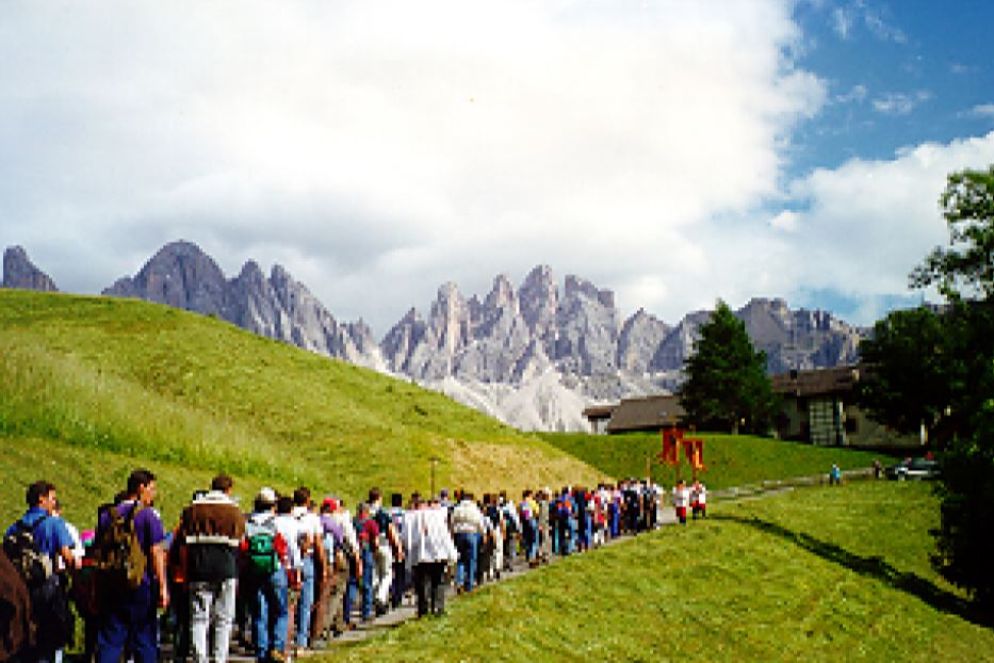 Pellegrini in cammino verso il monastero - Dall'archivio di Avvenire