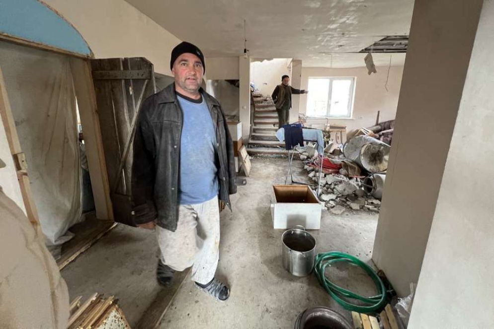 Il muratore Vladimir all'interno della sua villetta su cui sono caduti otto razzi - Gambassi