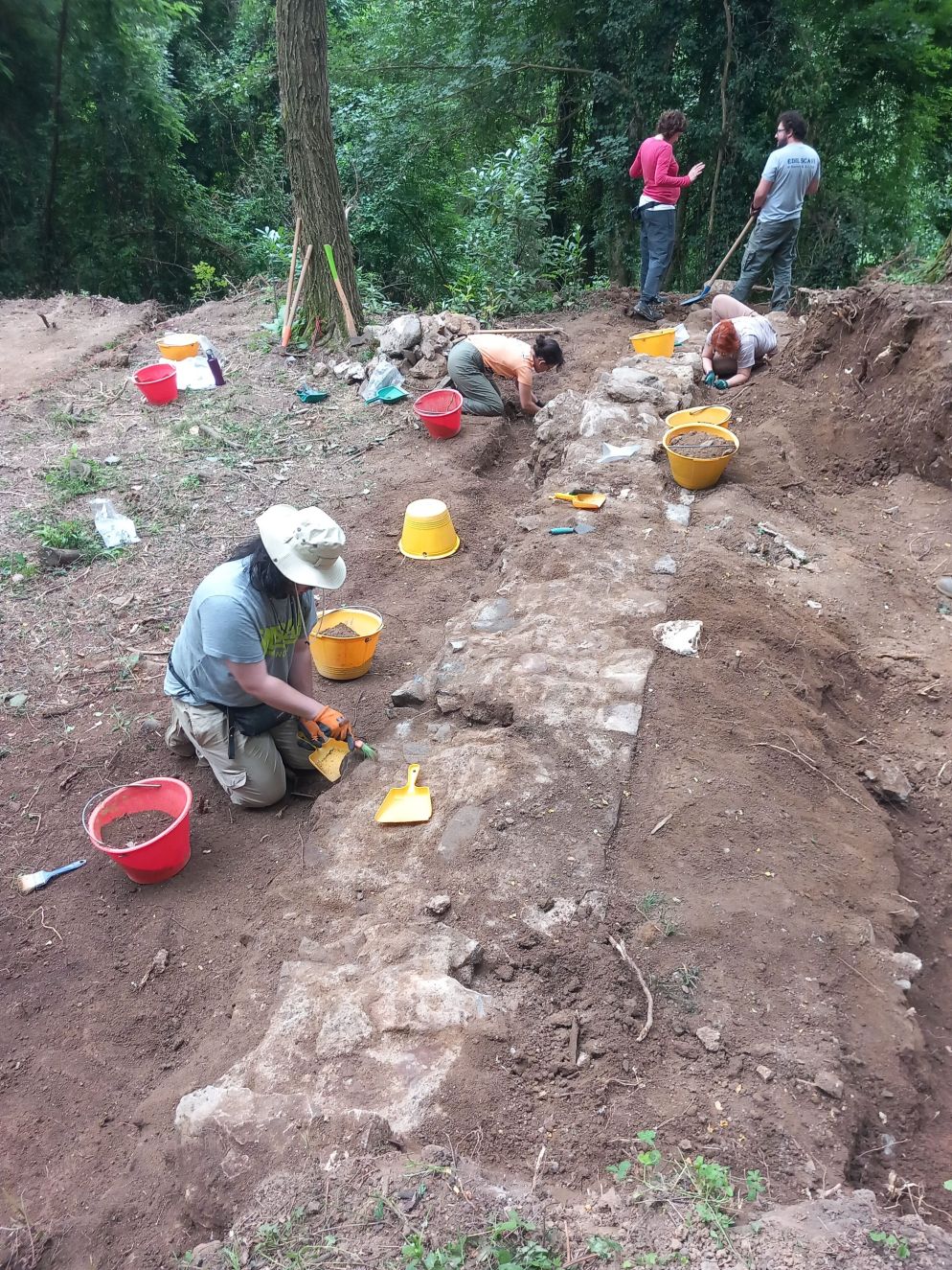 Emerge dallo scavo la facciata della pieve medievale - Università di Pisa