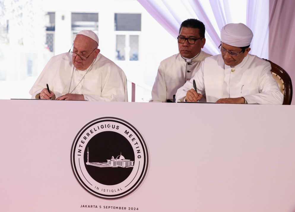 Il Papa e l'Imam firmano la dichiarazione congiunta - ANSA