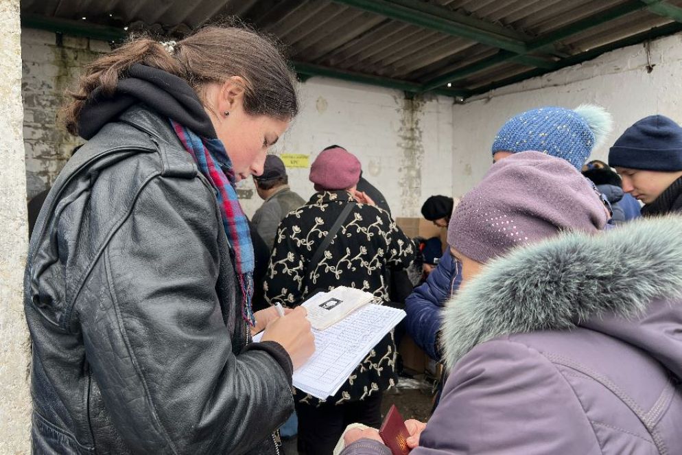 Iryna Rofe-Beketova (a sinistra), referente dell'Ordine di Malta, con gli abitanti del villaggio di Moskovka mentre vengono distribuiti gli aiuti umanitari - Gambassi