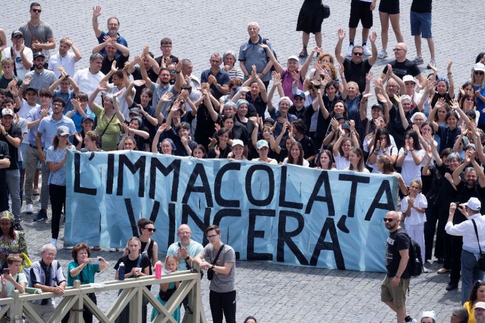 Fedeli in piazza San Pietro per la recita dell'Angelus - Vatican Media