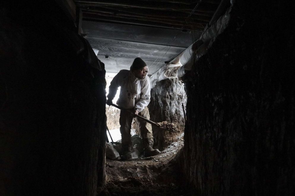 Un militare ucraino lavora in una trincea nelle posizioni in prima linea, vicino alla città di Donetsk - Ansa