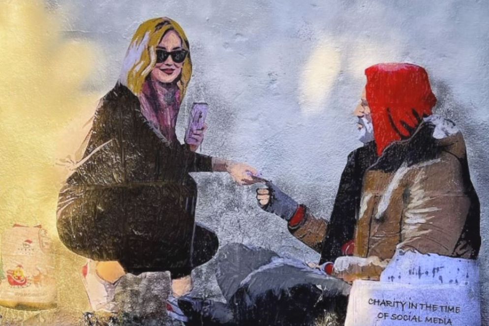 Chiara Ferragni ironicamente ritratta da TvBoy mentre fa beneficenza a un clochard - Instagram