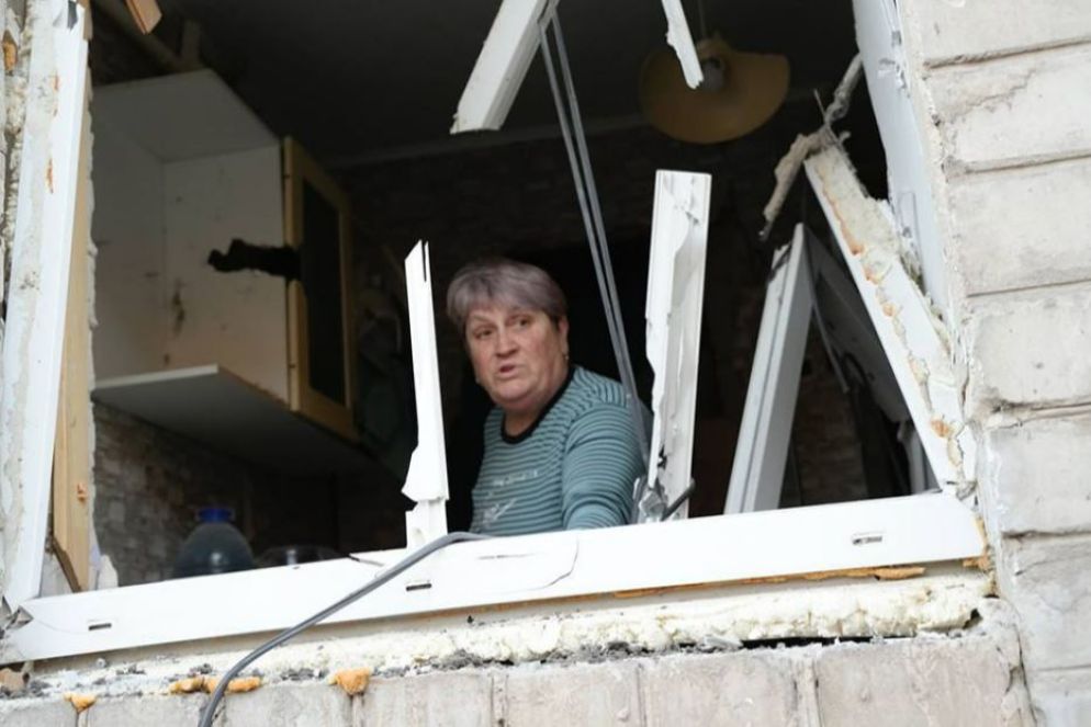 Una donna nella sua abitazione danneggiata dall'esplosione di un missile russo lanciato contro una zona abitata