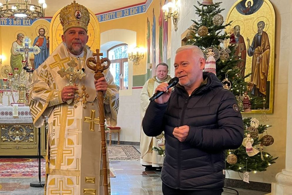 Il saluto del sindaco di Kharkiv, Ihor Terekhov, al termine della Messa di Natale con l'esarca Vasyl Tuchapets - Gambassi