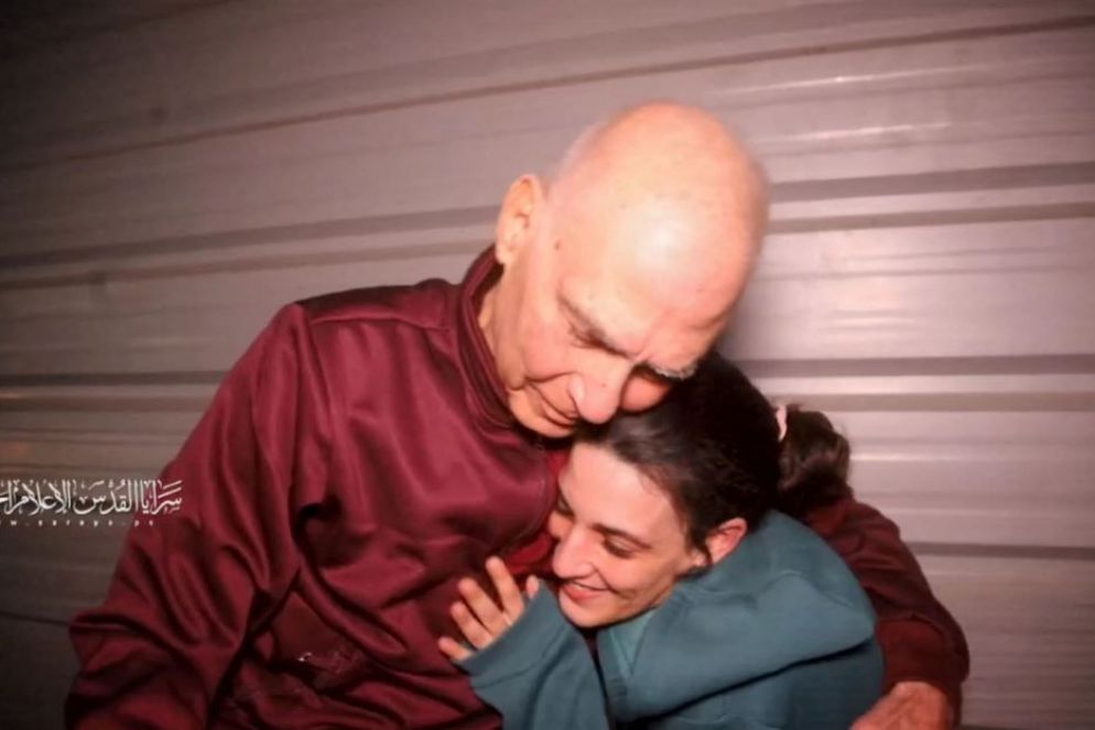 L'abbraccio tra Arbel Yehoud e Gadi Moses, nel video diffuso dalla Jihad poco prima del rilascio - Reuters