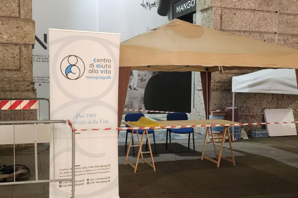 Lo stand del Cav Mangiagalli durante l'allestimento