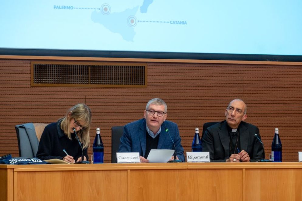La moderatrice Annalisa Cuzzocrea, padre Camillo Ripamonti, il cardinale vicario Baldassare Reina - Siciliani