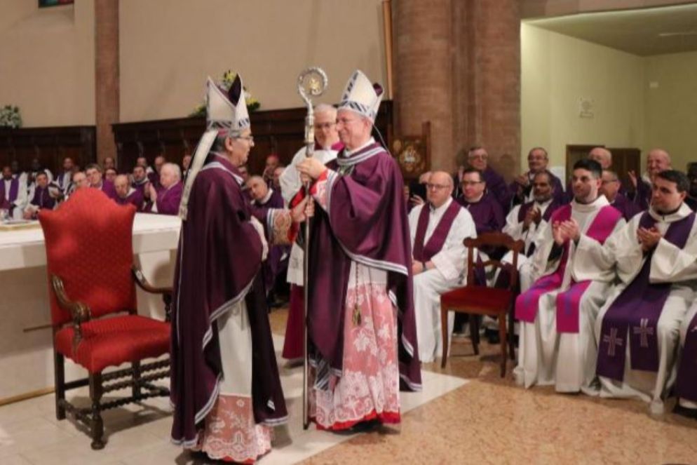 La consegna del Pastorale da Regattieri al nuovo vescovo Caiazzo