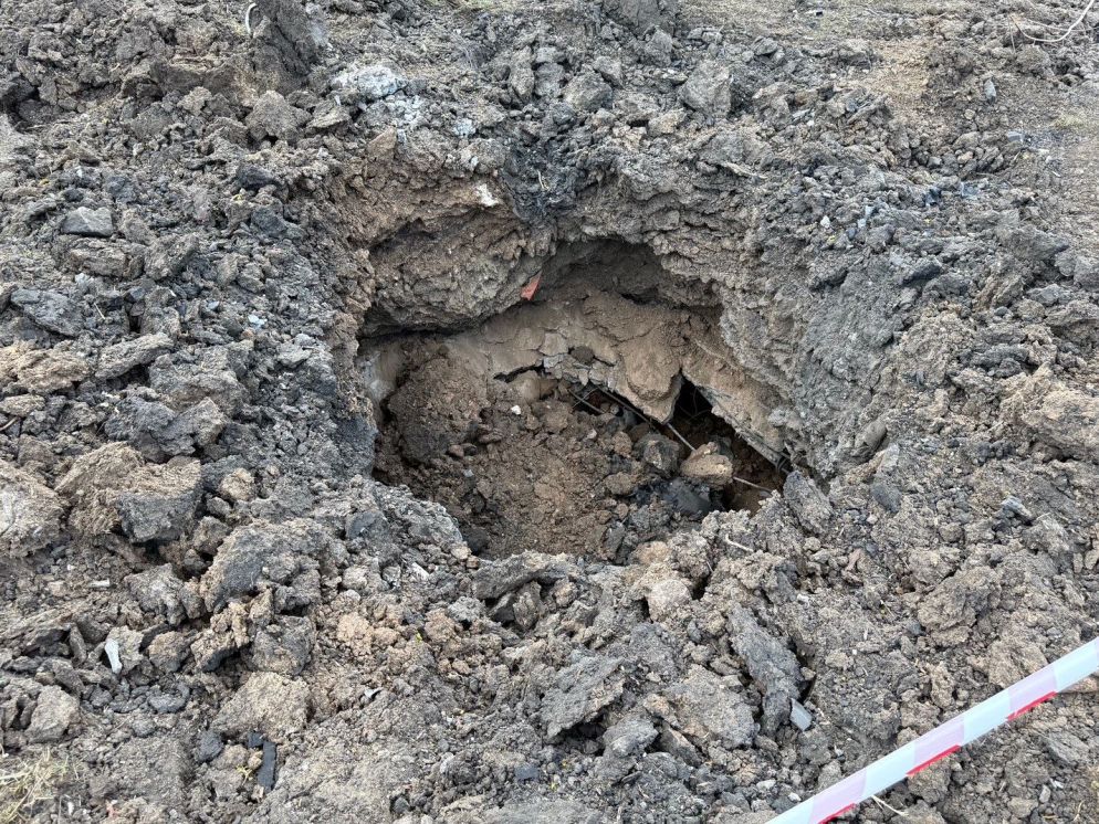 Il cratere provocato dall'impatto del missile a frammentazione sul parco giochi - Scavo