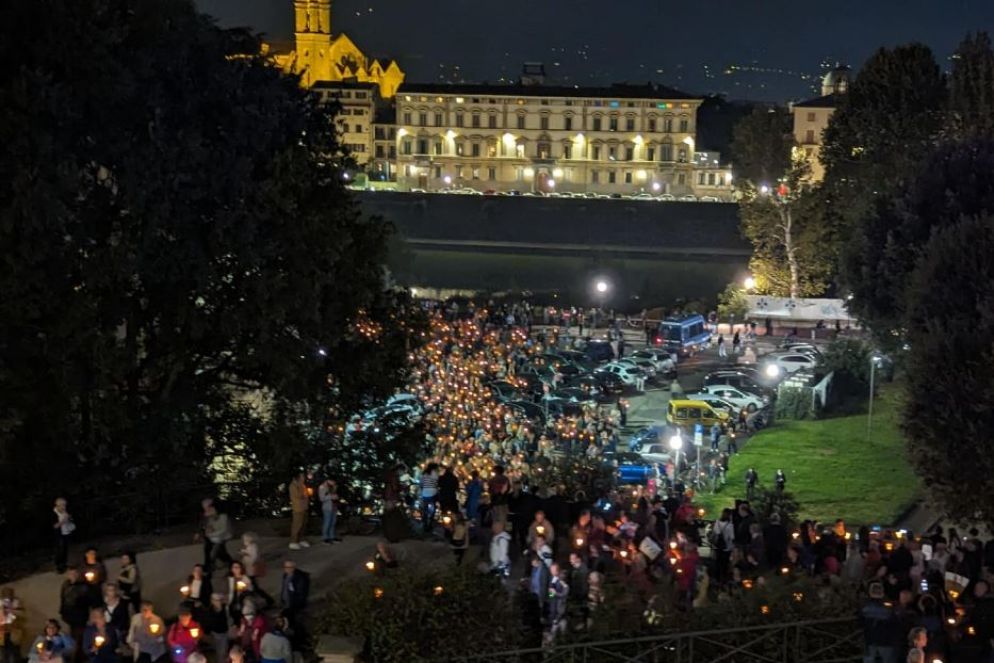 La fiaccolata per la pace a Firenze - Ansa